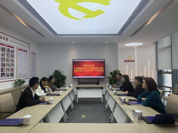 在中禾元丰建设工程,总经办主任胡龙华,毕业生代表杨巍出席